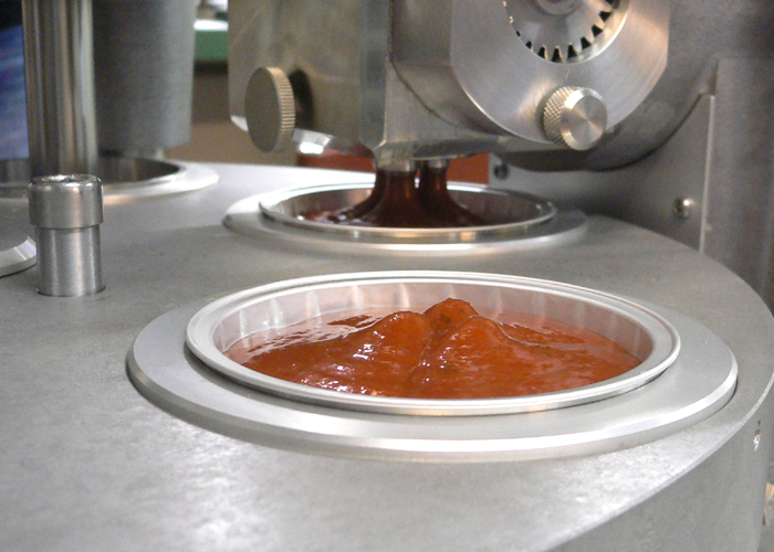 Filling of tomato sauce into alufoil containers